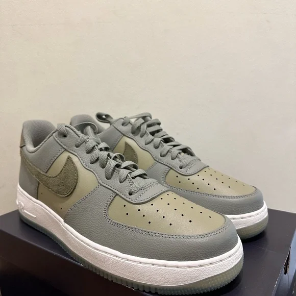 NIB MenNike Air Force 1 '07 LV8 Low Dark Stucco Medium Olive Sneakers FJ4170 002 - Picture 2 of 6